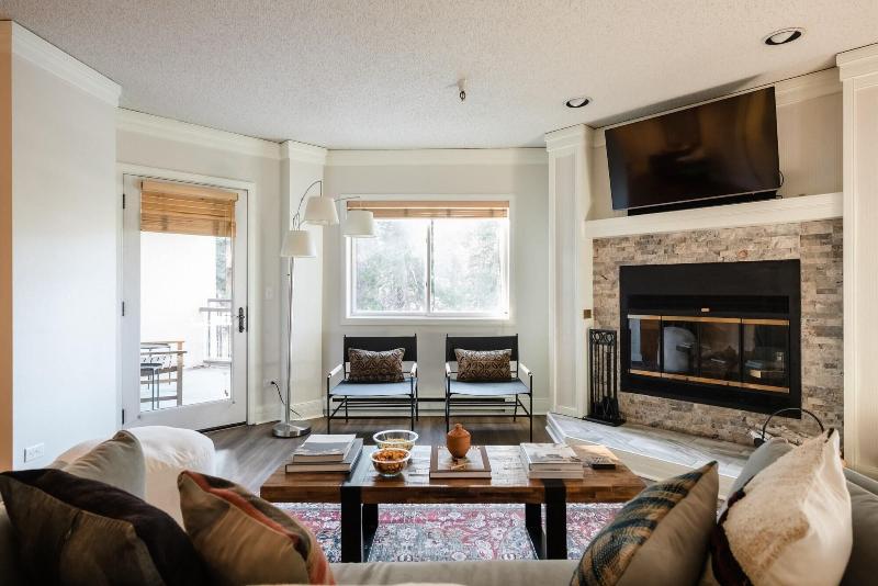Rocker By Avantstay Gorgeous Ski In Ski Out Cabin image