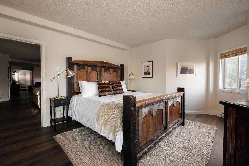 Rocker By Avantstay Gorgeous Ski In Ski Out Cabin image