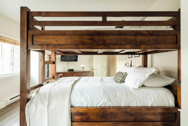 Rocker By Avantstay Gorgeous Ski In Ski Out Cabin image