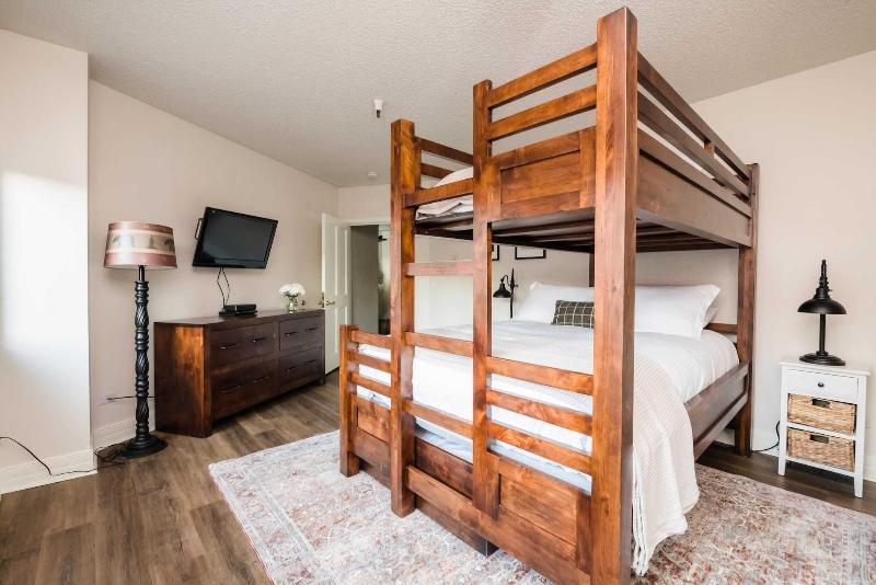 Rocker By Avantstay Gorgeous Ski In Ski Out Cabin image