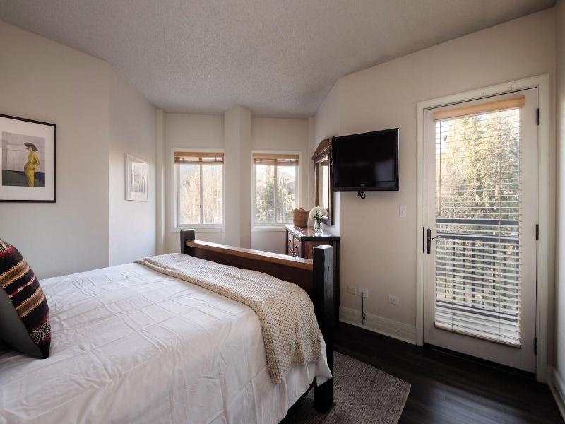Rocker By Avantstay Gorgeous Ski In Ski Out Cabin image
