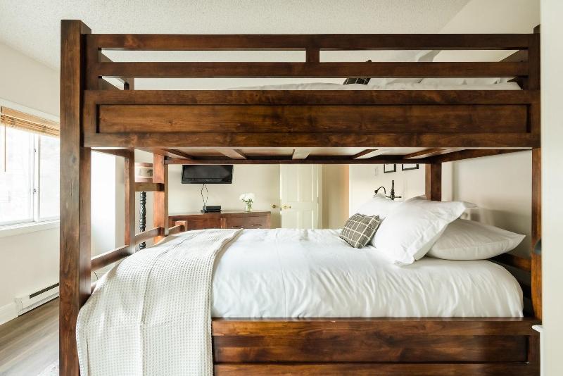 Rocker By Avantstay Gorgeous Ski In Ski Out Cabin image