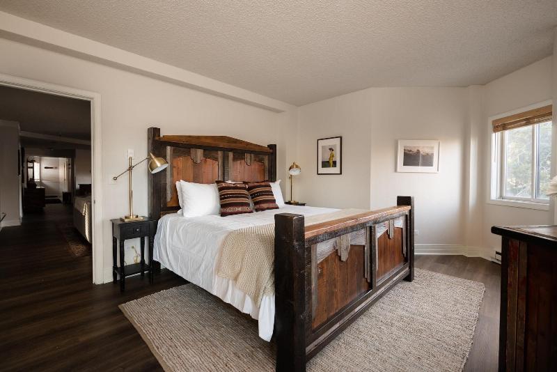 Rocker By Avantstay Gorgeous Ski In Ski Out Cabin image