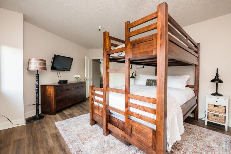Rocker By Avantstay Gorgeous Ski In Ski Out Cabin image