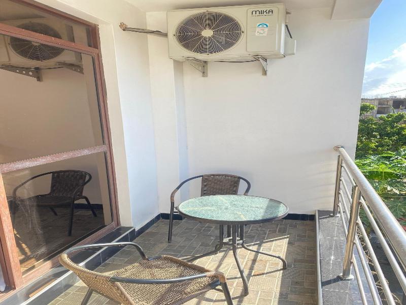 Queens Court Hotel image