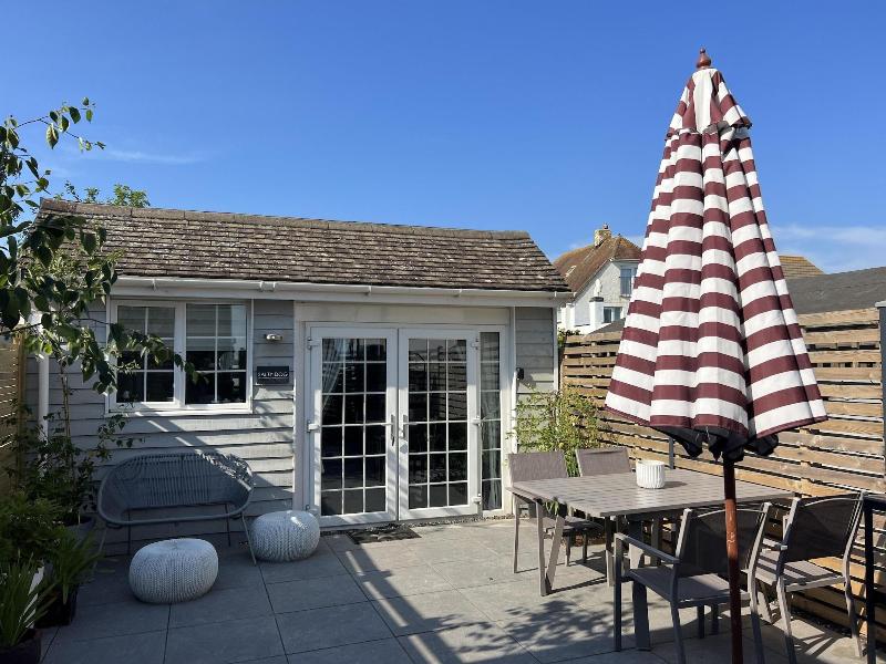 Inviting 1 Bed Cabin In Hayling Island image