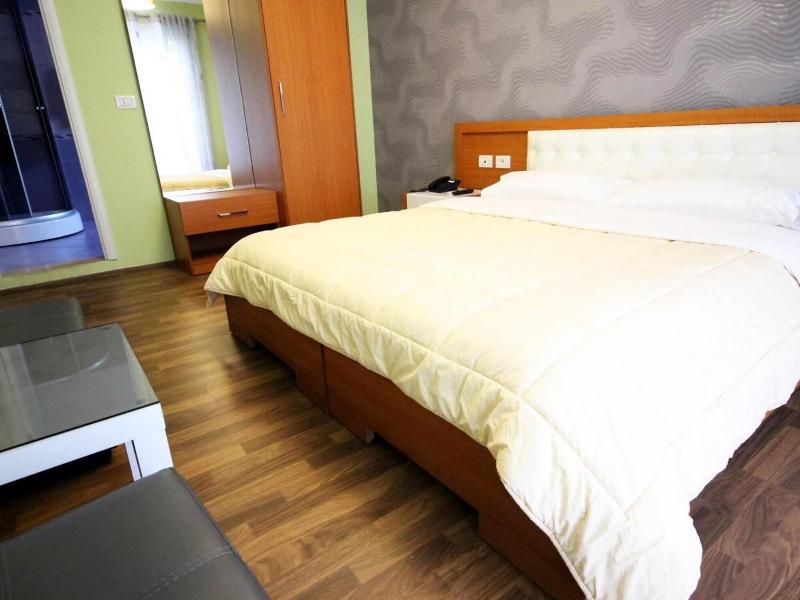 Hotel Bylis image