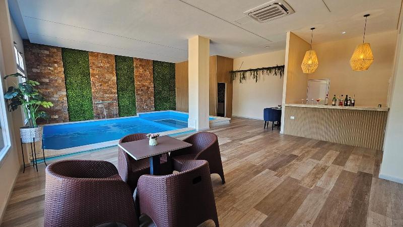 Mensas Grand Hotel image