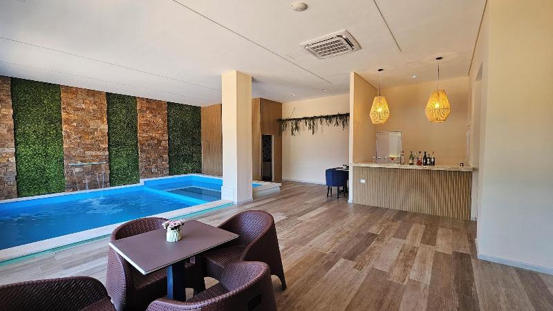 Mensas Grand Hotel image