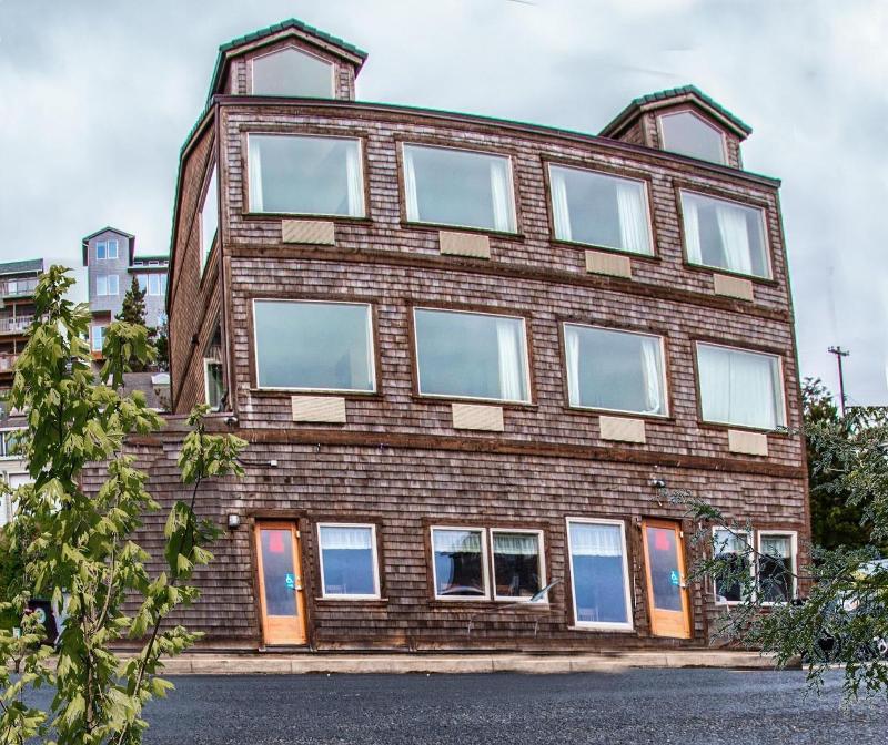 Three Arch Inn — general view