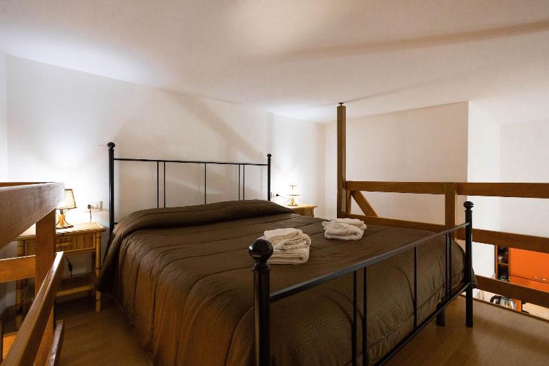 Hola Cathedral House image