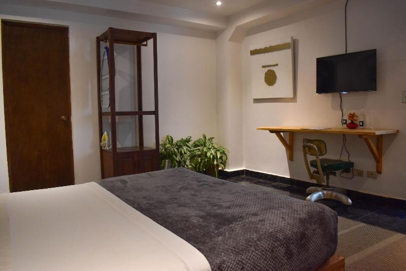 Cinco Hotel image