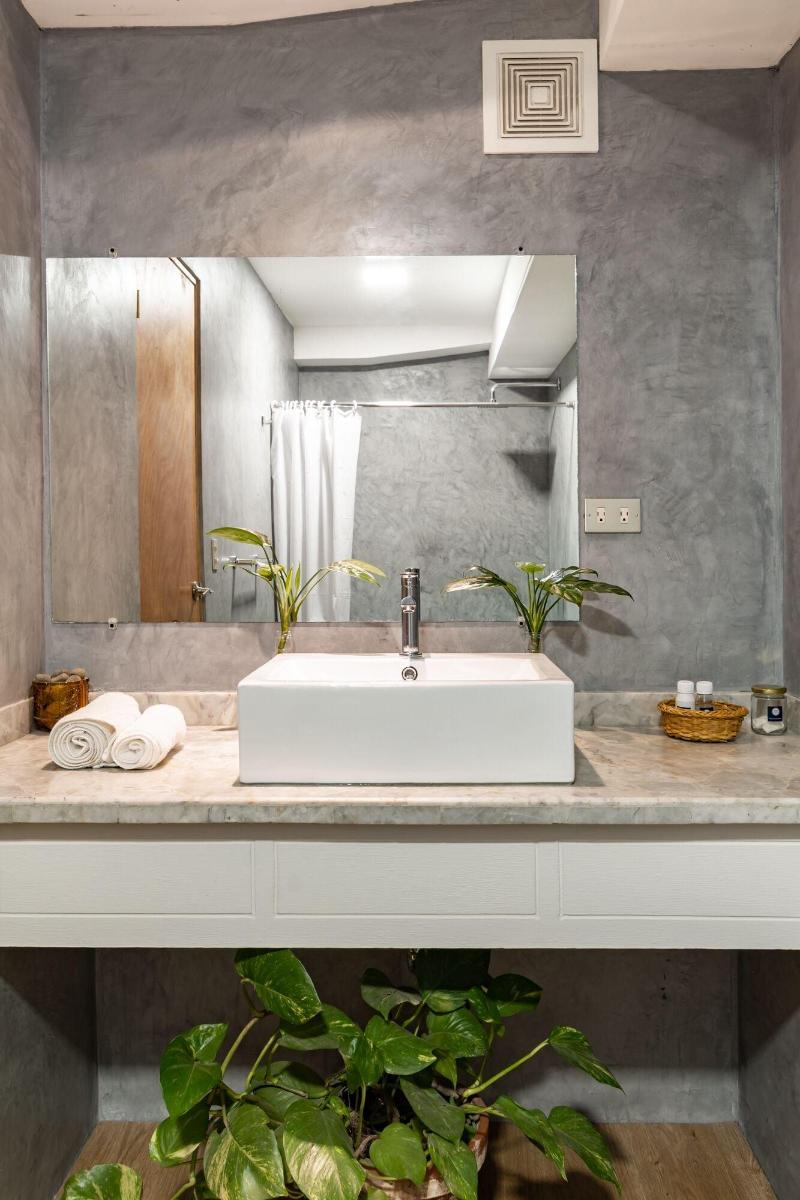 Cinco Hotel image