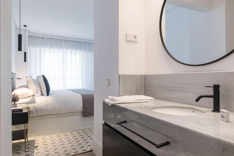 Feelathome Waldorf Suites Apartments image