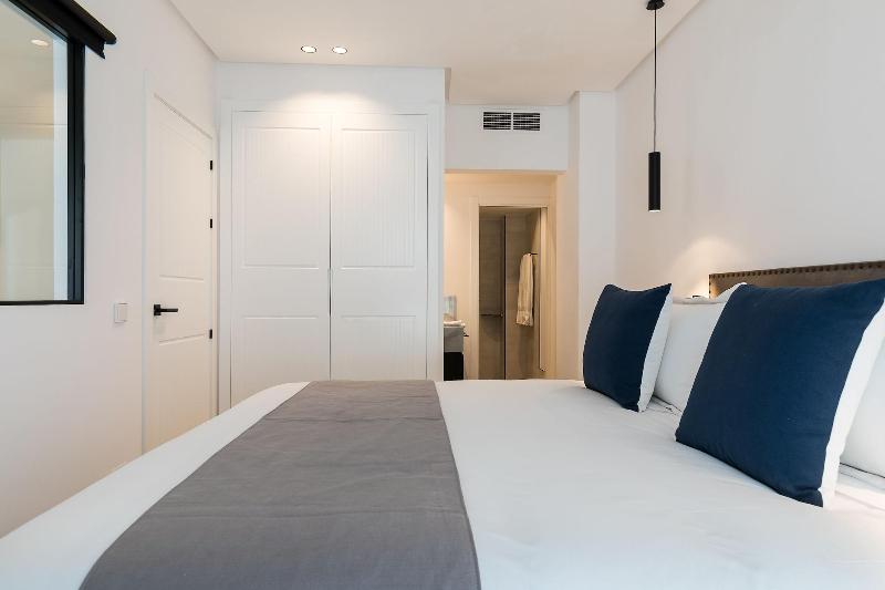 Feelathome Waldorf Suites Apartments image