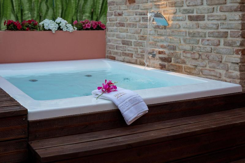 Vener Luxury Suites image
