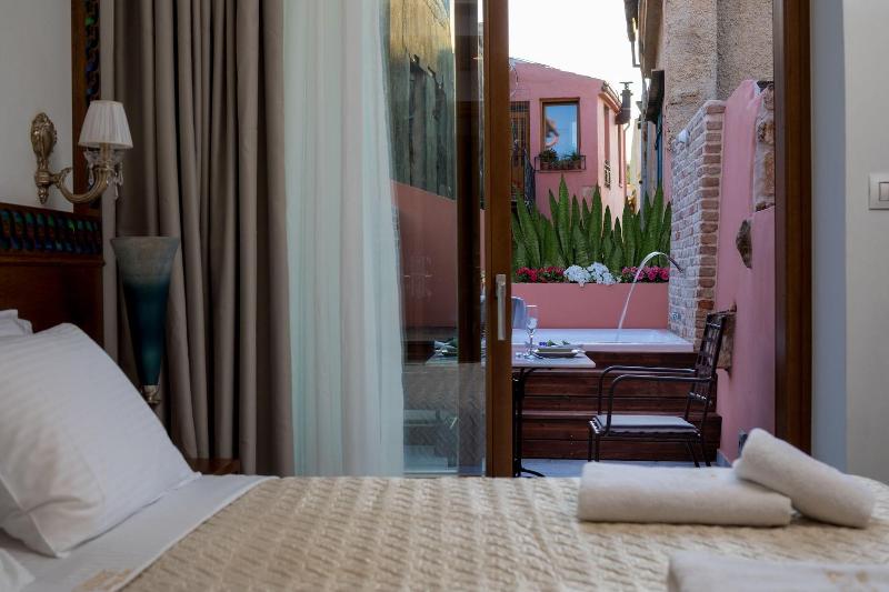 Vener Luxury Suites image