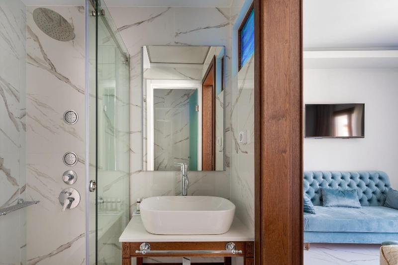 Vener Luxury Suites image