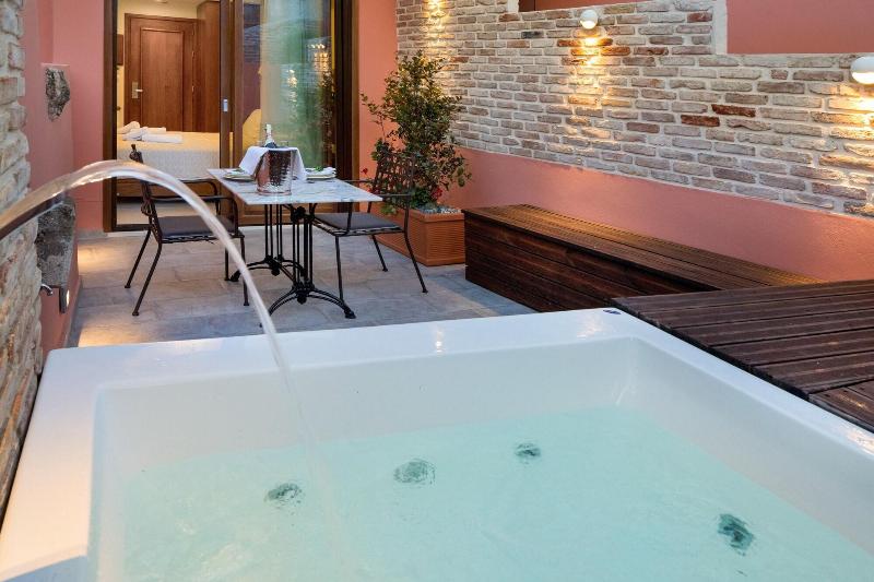 Vener Luxury Suites image