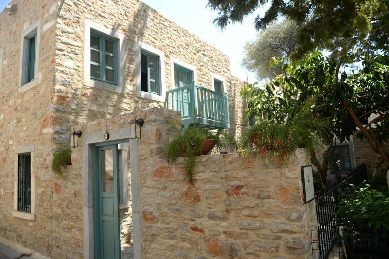 Oalis — exterior view