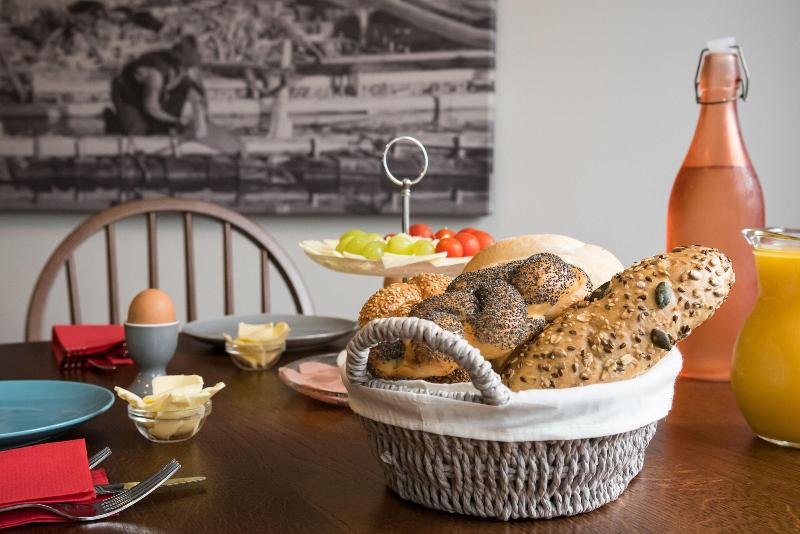 Fani Rozi B B image