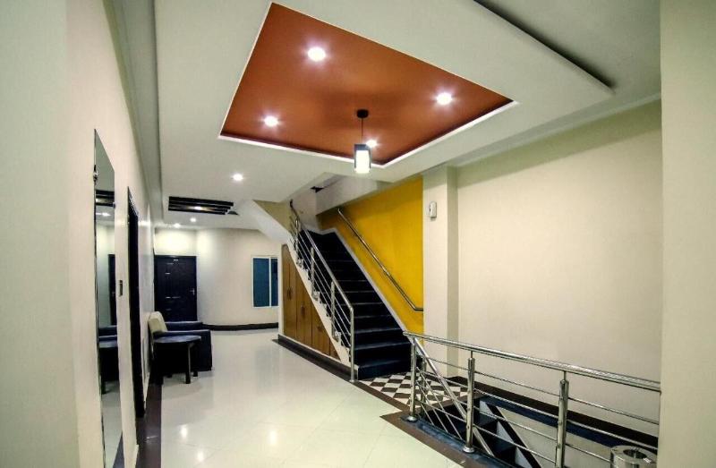 Mid Town Hotel image