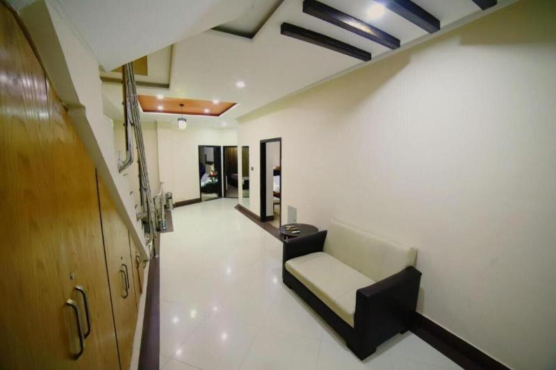 Mid Town Hotel image
