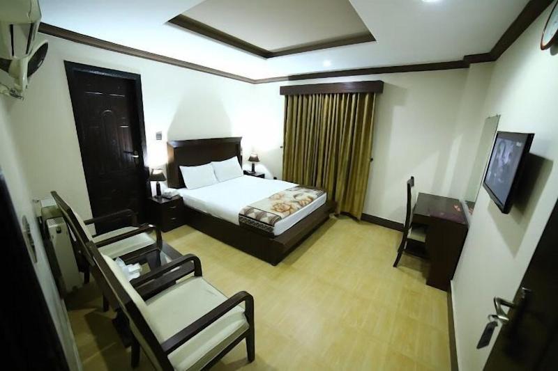 Mid Town Hotel image