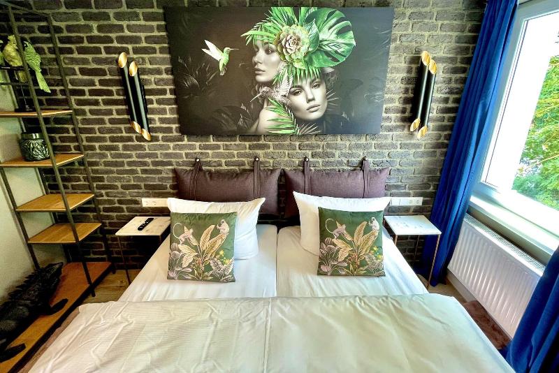 Iq Hotel image