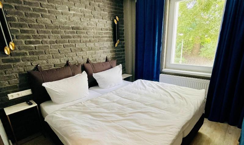 Iq Hotel image