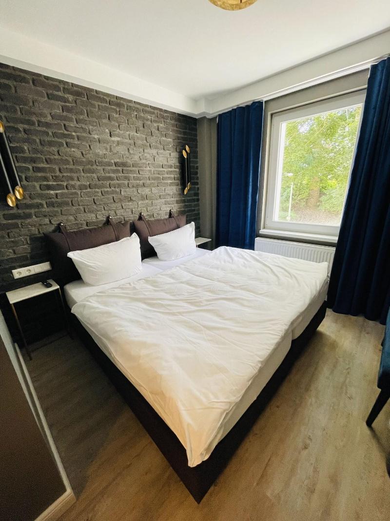 Iq Hotel image