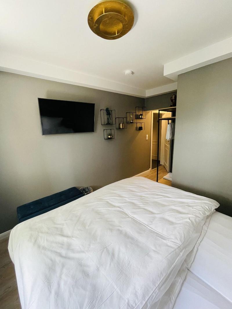 Iq Hotel image