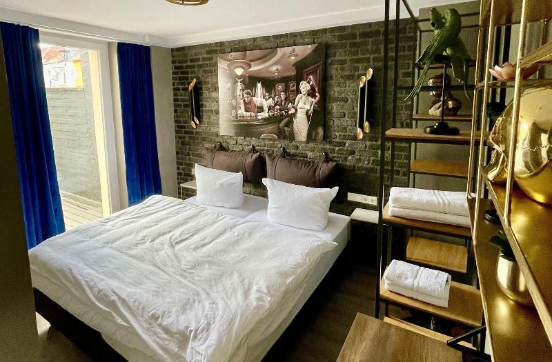 Iq Hotel image