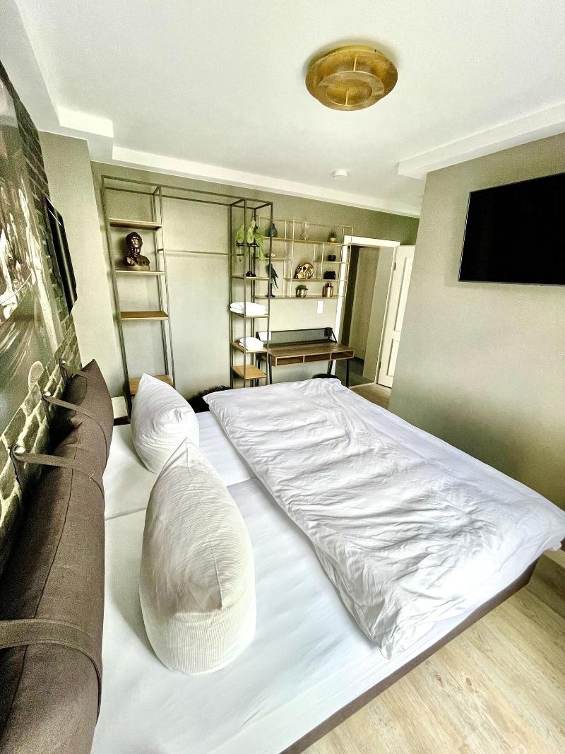 Iq Hotel image