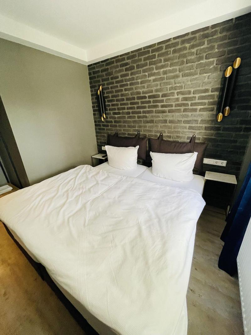 Iq Hotel image