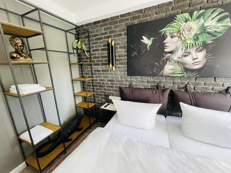 Iq Hotel image