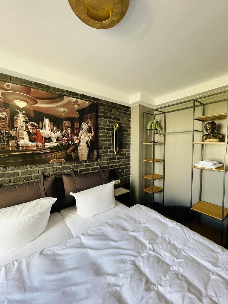 Iq Hotel image