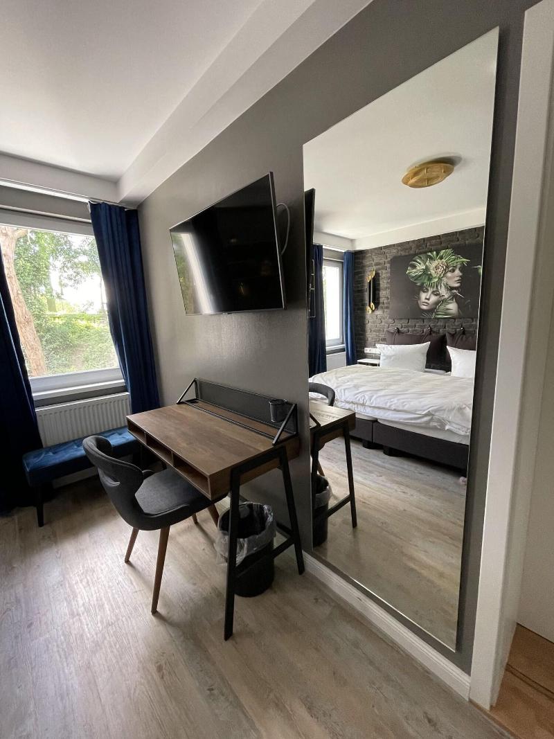 Iq Hotel image