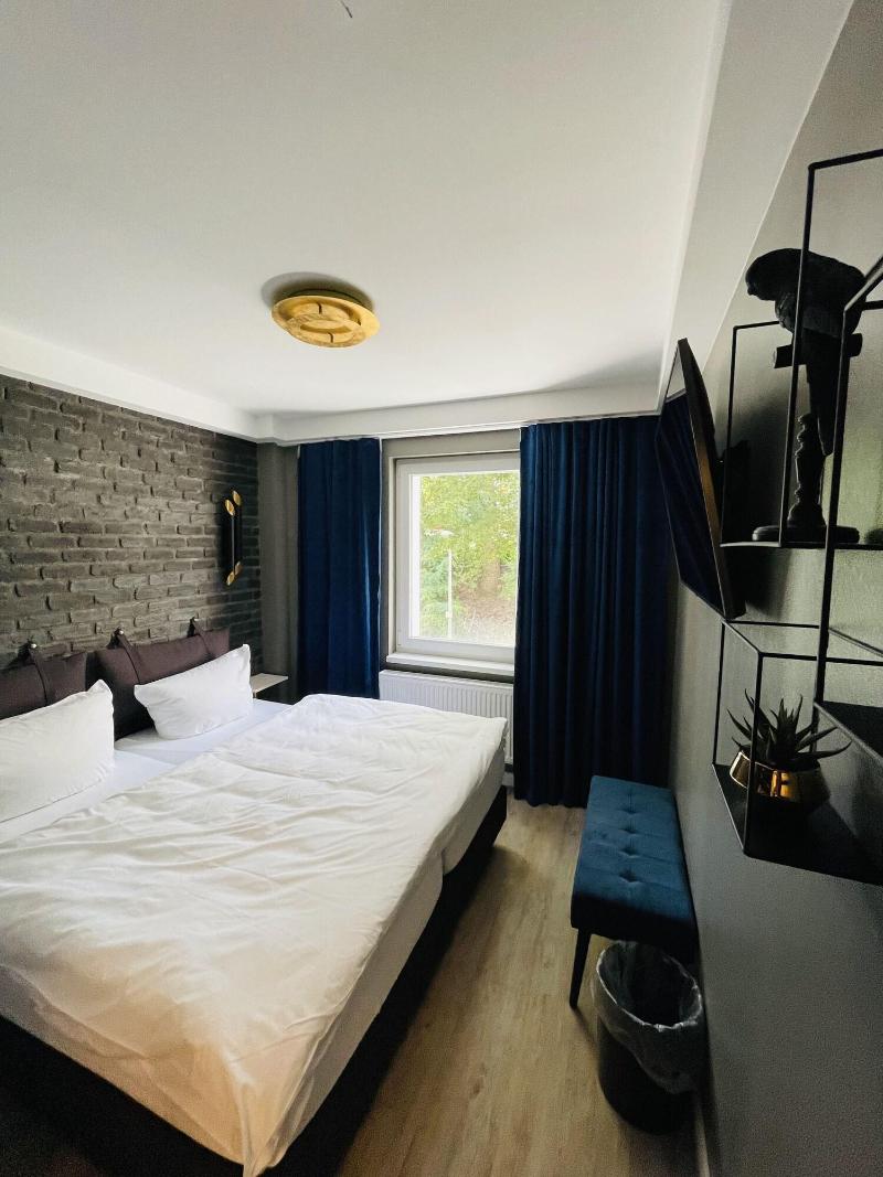 Iq Hotel image