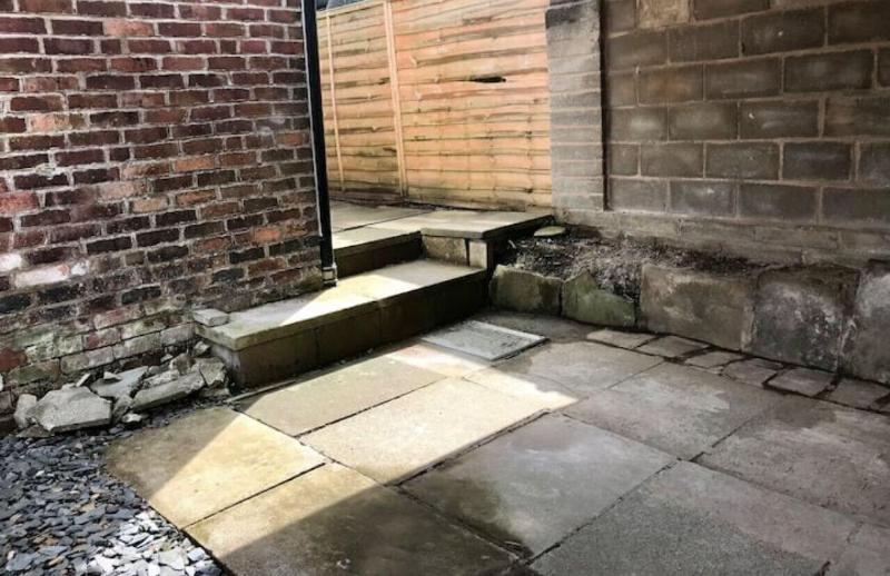 Stylish 3 Bedroom House Only 5 Mins From M6 M58 image