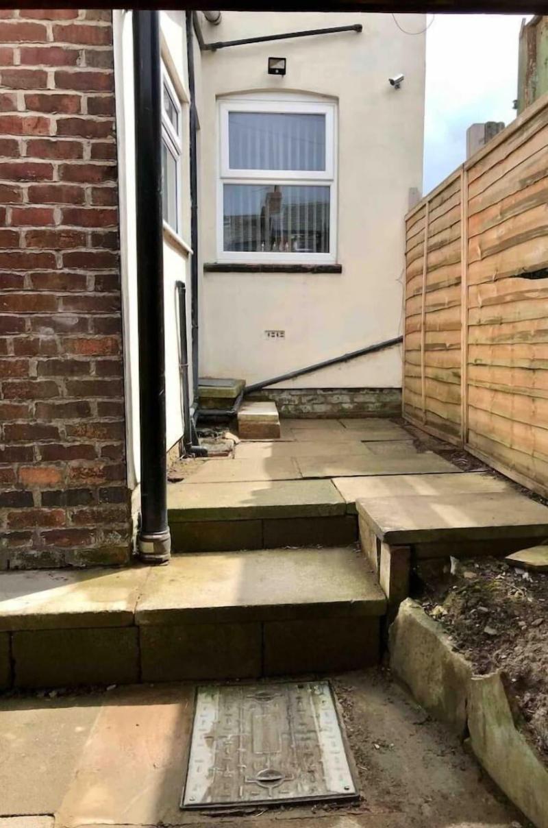 Stylish 3 Bedroom House Only 5 Mins From M6 M58 image