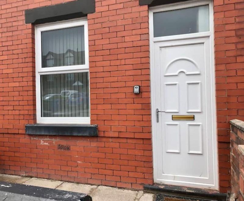 Stylish 3 Bedroom House Only 5 Mins From M6 M58 image