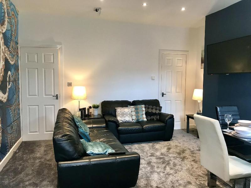 Stylish 3 Bedroom House Only 5 Mins From M6 M58 image