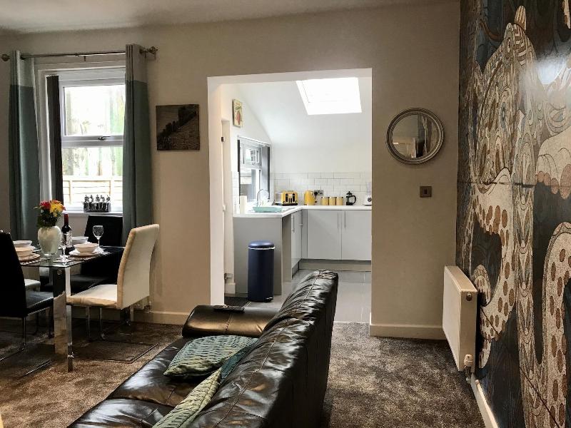 Stylish 3 Bedroom House Only 5 Mins From M6 M58 image