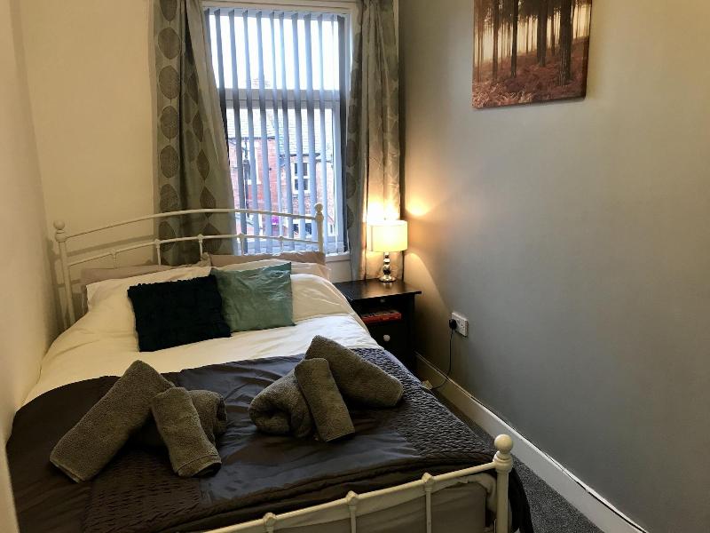Stylish 3 Bedroom House Only 5 Mins From M6 M58 image