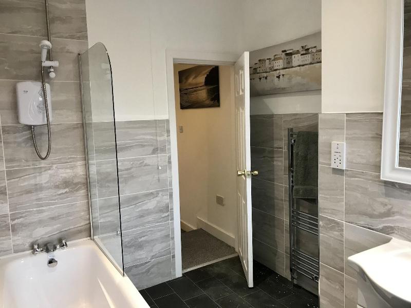 Stylish 3 Bedroom House Only 5 Mins From M6 M58 image