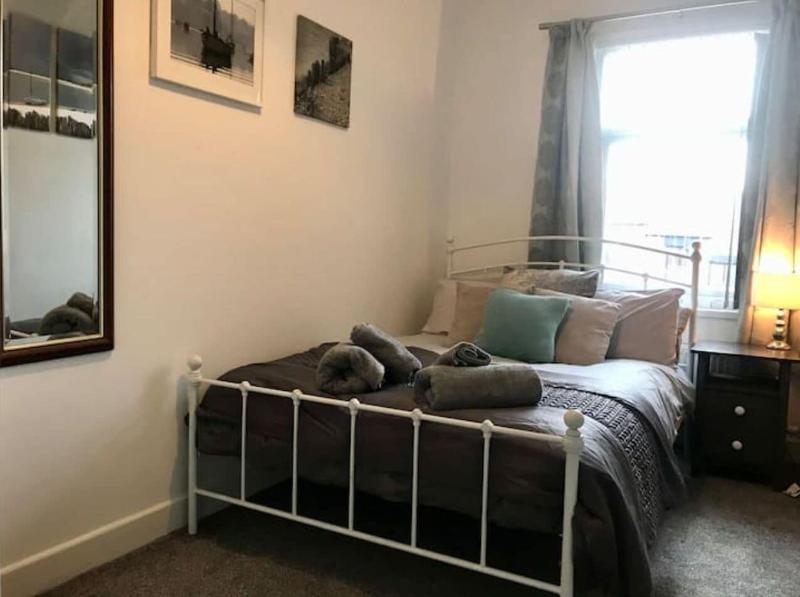 Stylish 3 Bedroom House Only 5 Mins From M6 M58 image