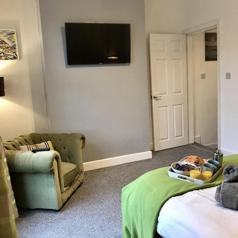 Stylish 3 Bedroom House Only 5 Mins From M6 M58 image