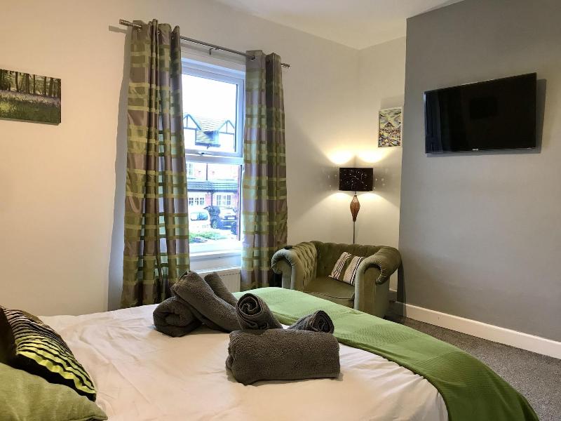 Stylish 3 Bedroom House Only 5 Mins From M6 M58 image