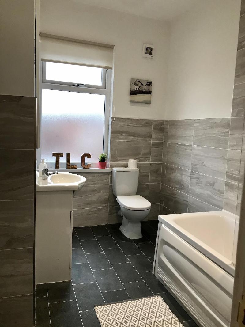 Stylish 3 Bedroom House Only 5 Mins From M6 M58 image